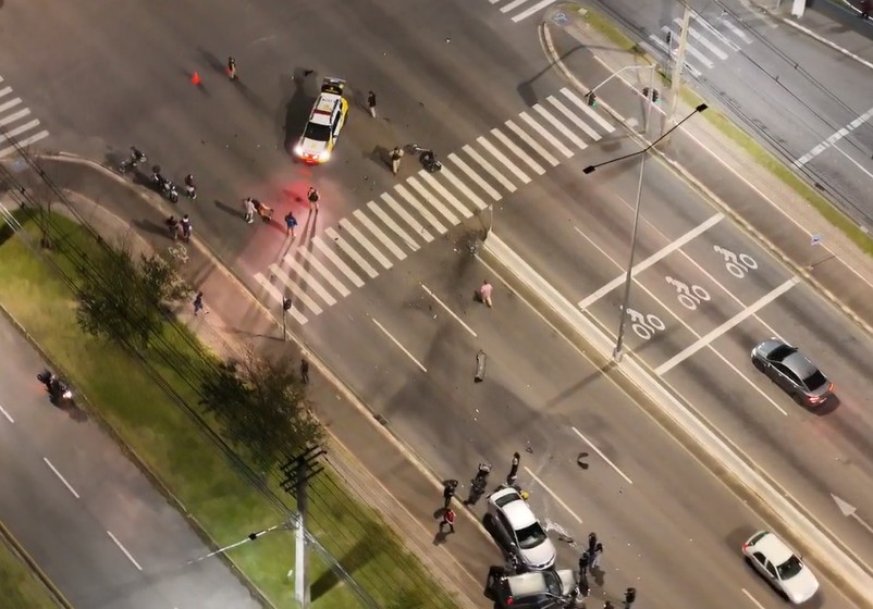 Motociclista foge da polícia, provoca acidente e deixa dois feridos na Grande Curitiba