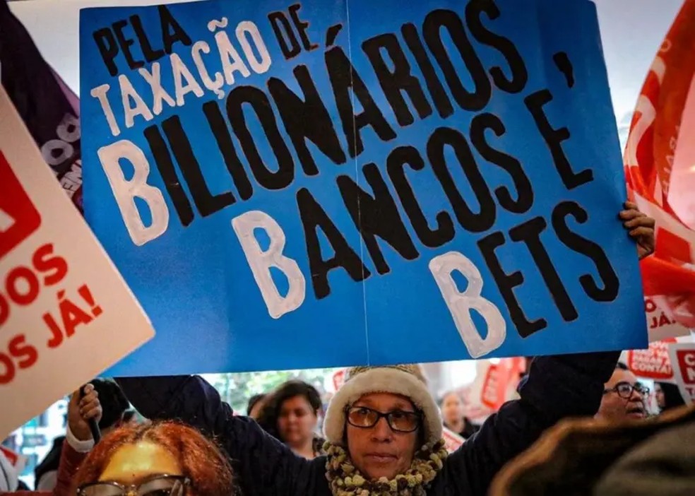 Em julho, integrantes de movimentos sociais de esquerda ocuparam a sede do banco Itaú BBA, em São Paulo, em protesto pela taxação dos super-ricos — Foto: Comunicação MTST via BBC