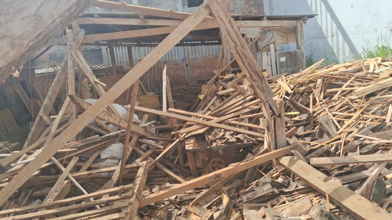 Duas pessoas ficam feridas após desabamento de carpintaria no sul da Bahia; local ficou completamente destruído