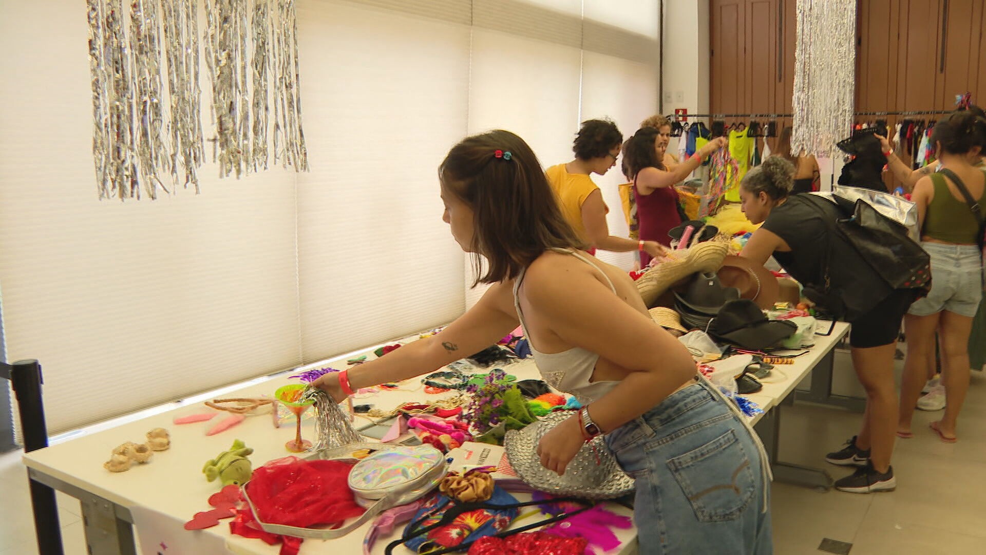 Foliões trocam peças de fantasias no Centro do Rio para renovar o visual do carnaval