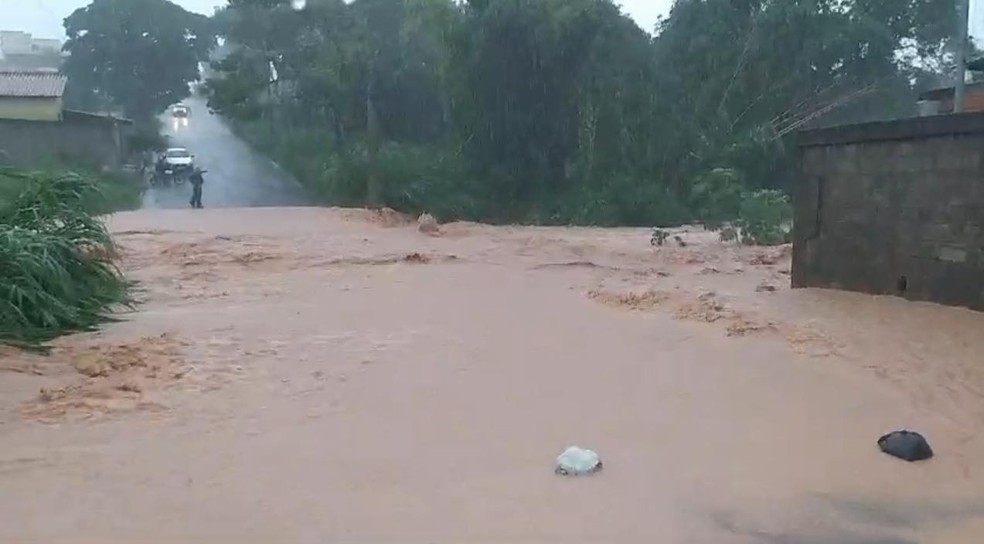 Rua João Severino de Azevedo, no Bairro Nossa Senhora das Graças, em Divinópolis — Foto: Reprodução/Redes Sociais