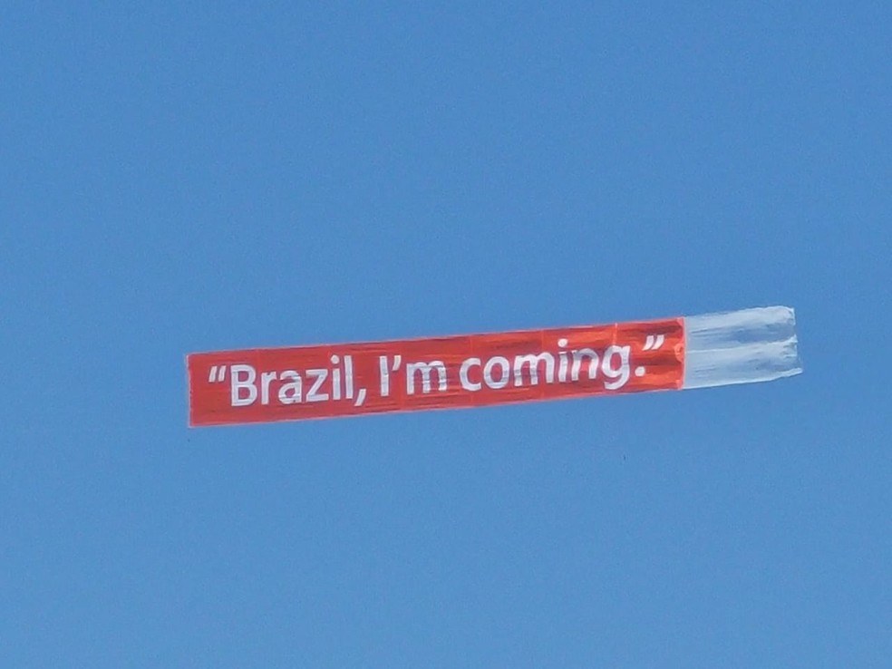 Avião circulou por Copacabana com faixa 'Brazil, I'm coming' — Foto: Cristina Boeckel/g1 Rio