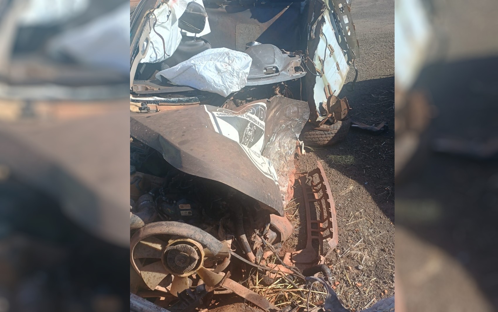 Foto mostra que viatura ficou destruída após acidente com carreta que matou quatro PMs em rodovia de Goiás
