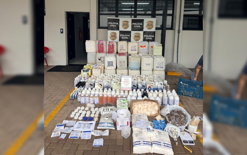 1 de 1
Pai e filho são presos em Bauru por suspeita de falsificar e vender agrotóxicos ilegalmente — Foto: Polícia Civil/Divulgação