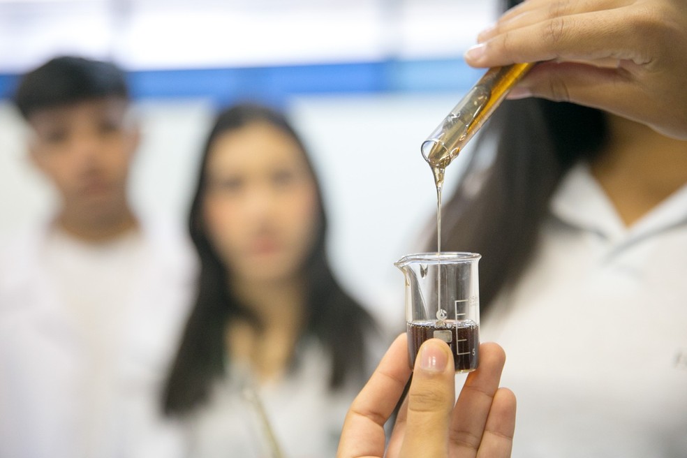 O detergente biodegradável é uma alternativa aos detergentes comuns, que poluem o solo e as águas do planeta — Foto: Kid Júnior/SVM