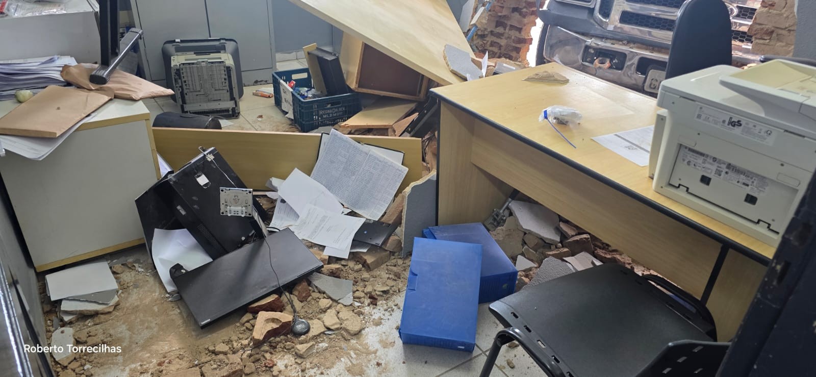 Caminhonete invade delegacia no interior de SP; motorista relatou mal súbito