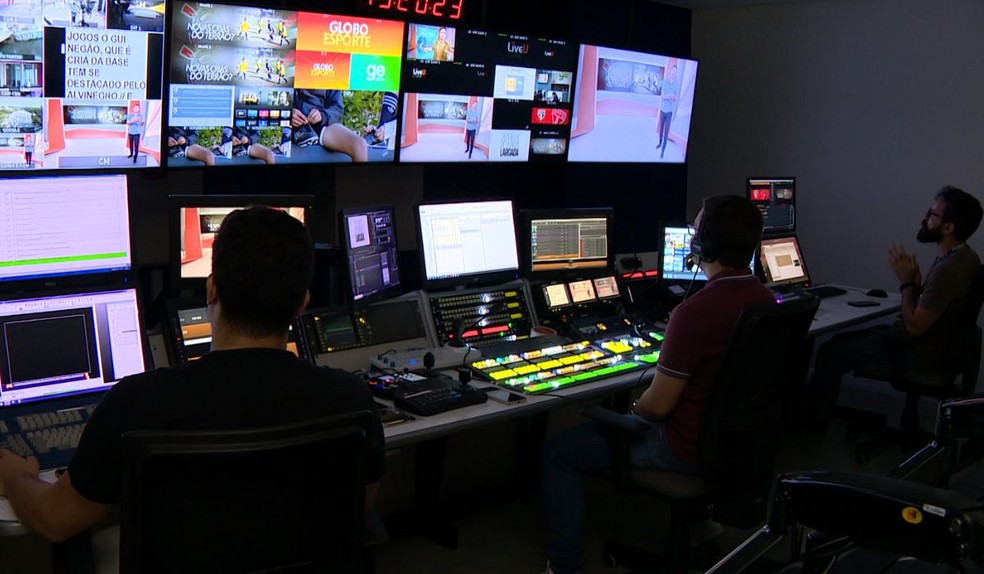 Sala de controle de transmissão da EPTV: empresa aparece na 75ª colocação em ranking das melhores empresas para trabalhar no Brasil em 2025 — Foto: Reprodução/EPTV