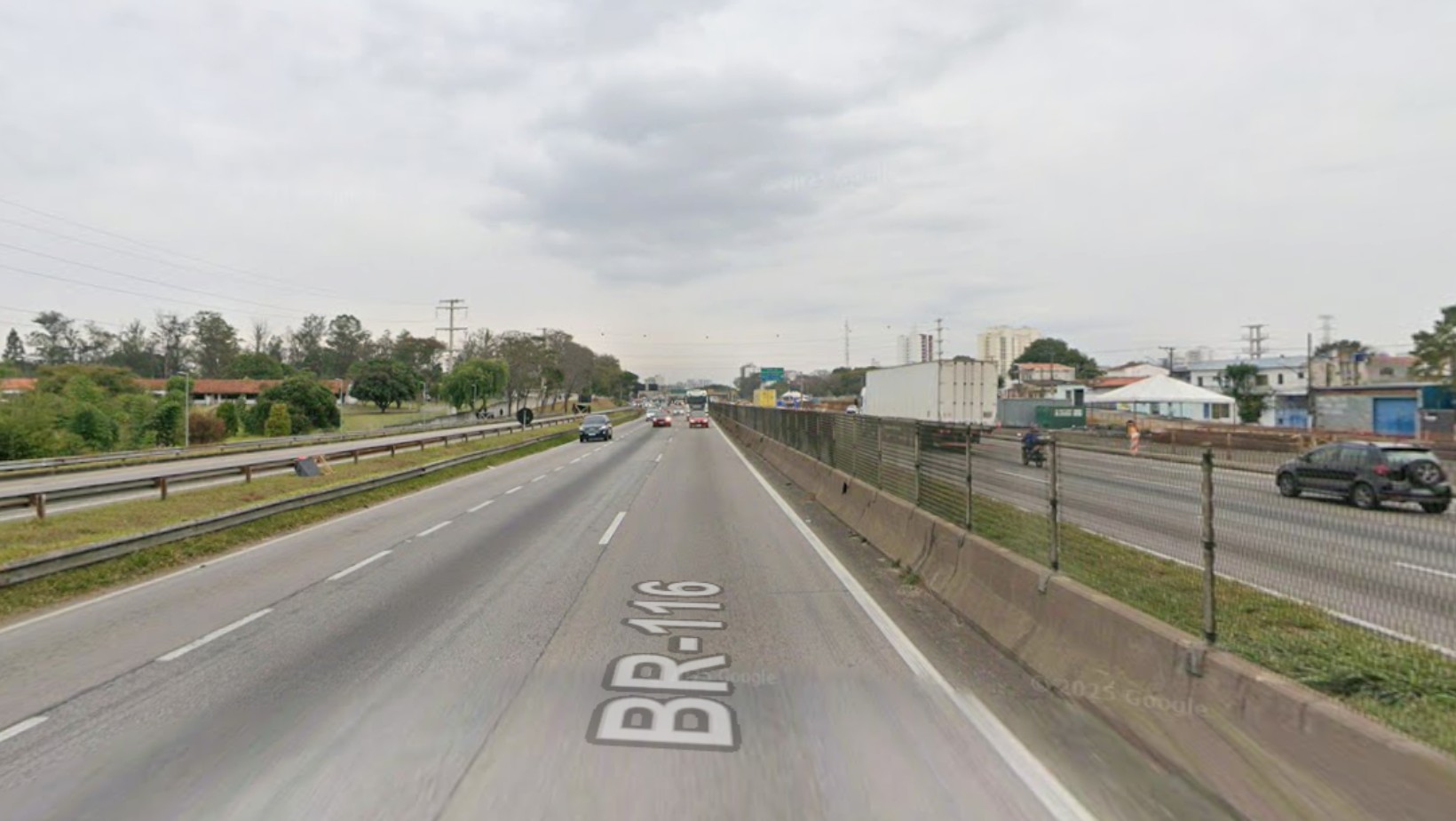 Motociclista morre em acidente entre motos e caminhão na Dutra, em São José dos Campos