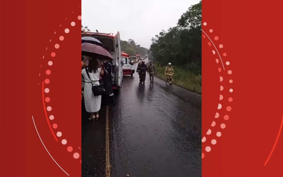 Batida entre ônibus e carreta deixou feridos na Bahia — Foto: Reprodução/Redes Sociais