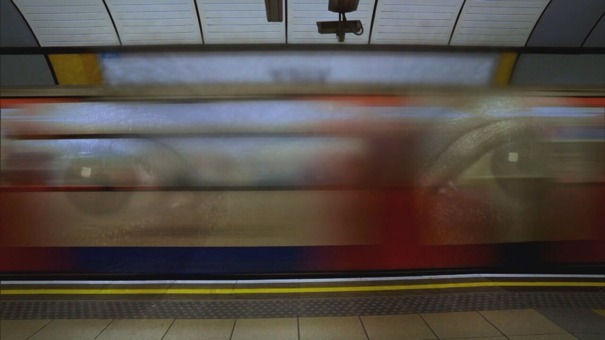 A polêmica campanha contra 'encaradas' no metrô de Londres (e por que isso  é considerado assédio sexual), Mundo