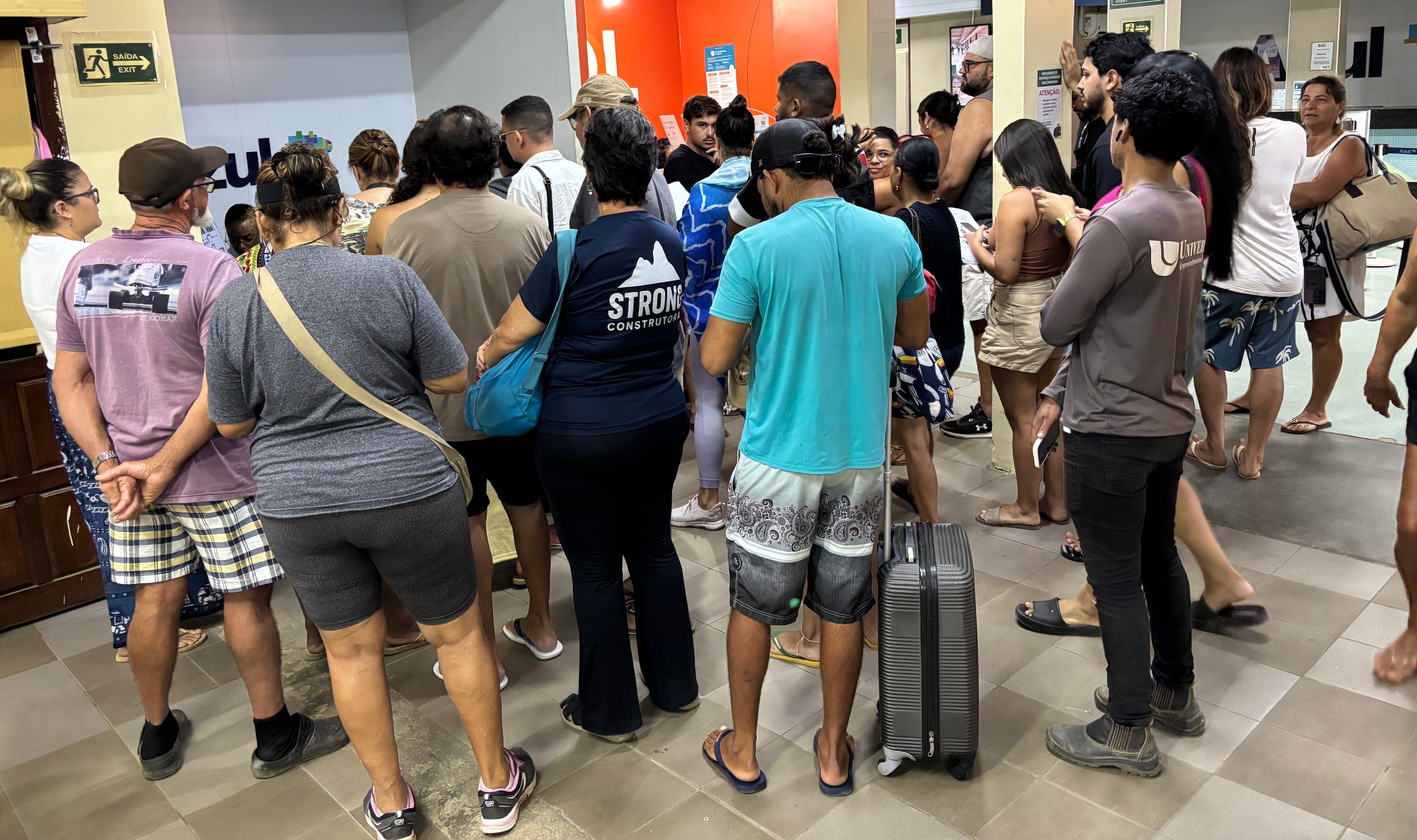 Moradores de Fernando de Noronha dormem no aeroporto para tentar vaga em voos