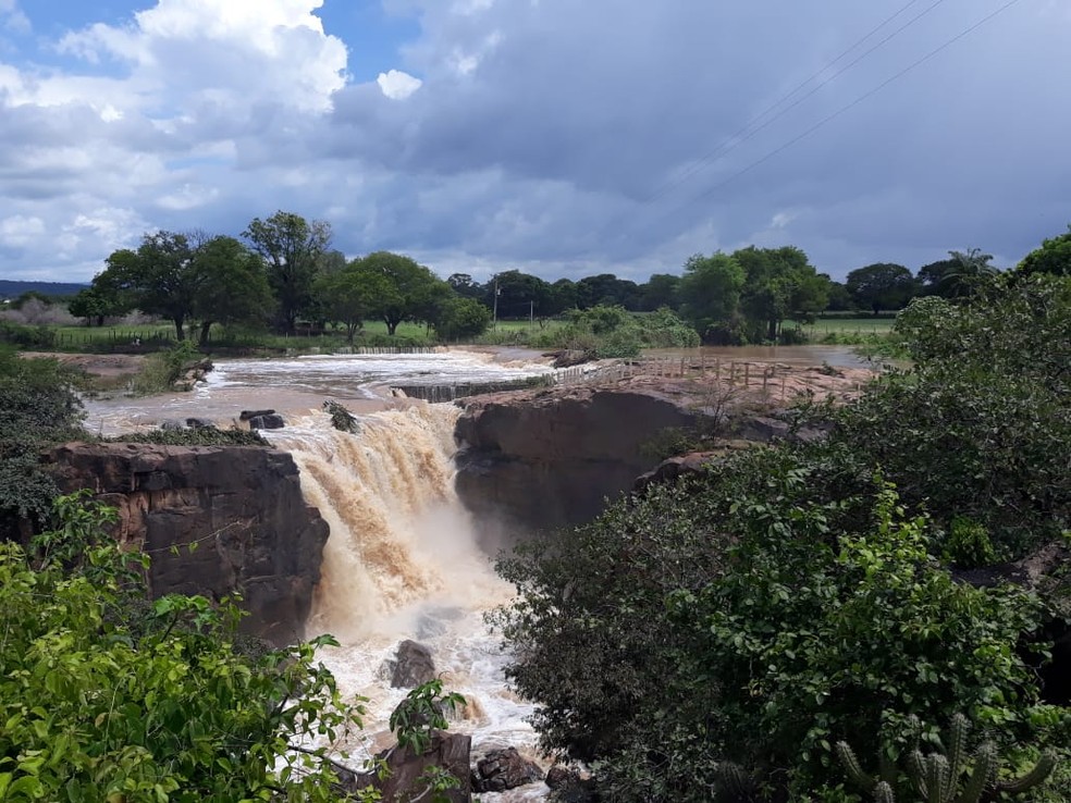 Cachoeira de Missão Velha: em épocas de chuva, o local atrai muitos observadores para fazer registros da queda d´água — Foto: Foto: Lorena Tavares