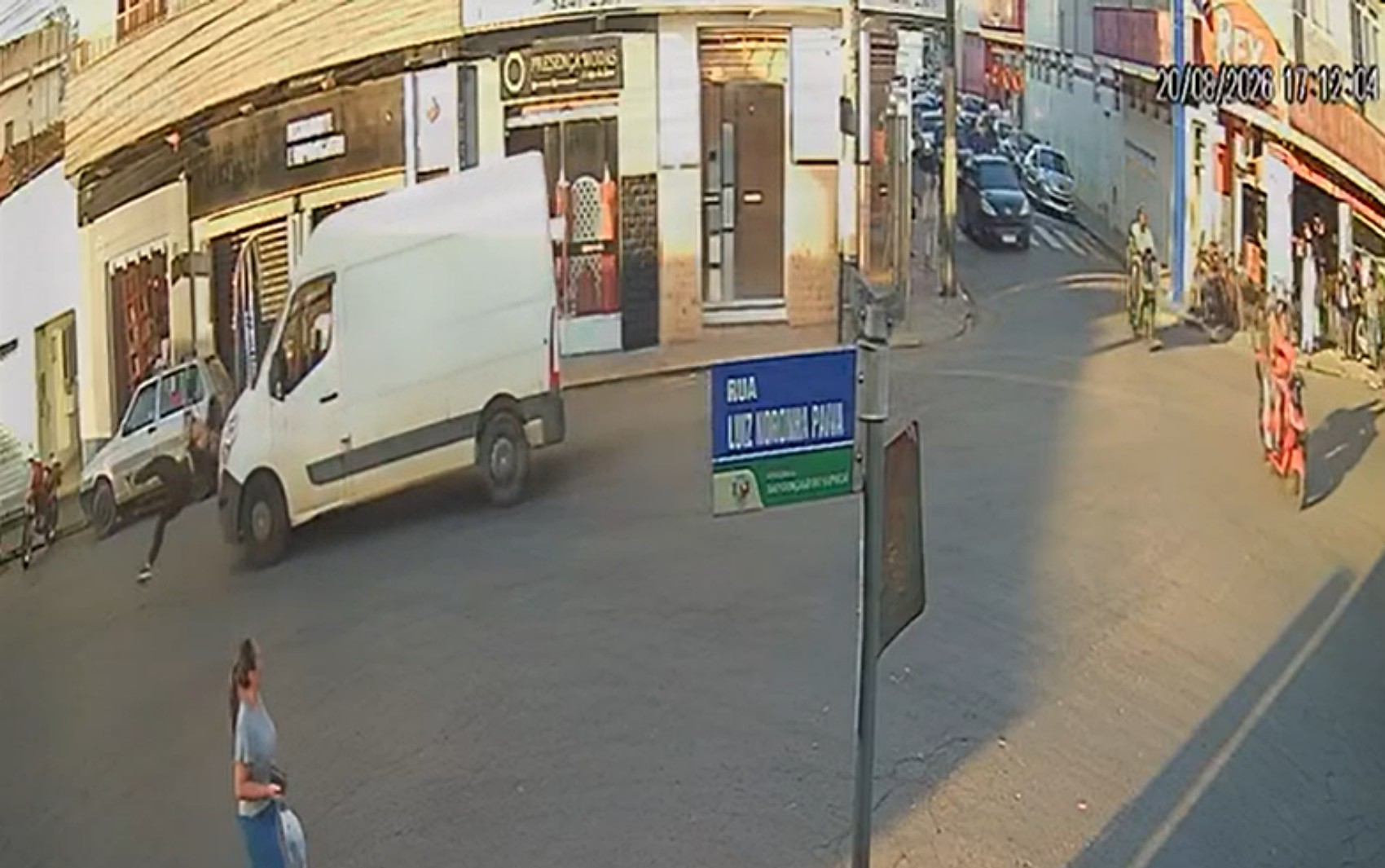 Mulher é atropelada por van enquanto atravessava avenida em MG; veja VÍDEO