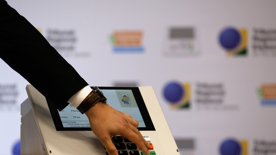 Justiça retotaliza votos e deve confirmar vitória de Ruas no 1º turno
