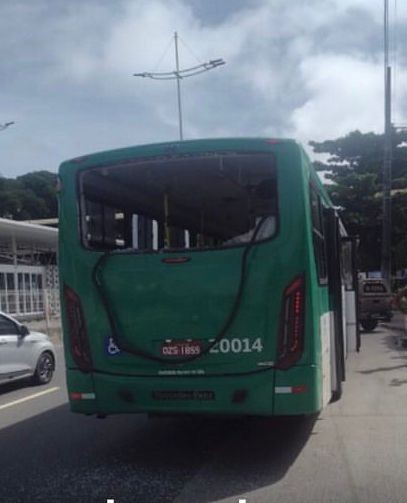 Ônibus com torcedores do Vitória é atingido por bomba em Salvador; fundo do veículo ficou destruído