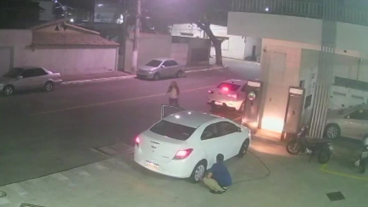 Viajou: homem abusa das drogas e rouba carro na frente da polícia achando  que estava em GTA 