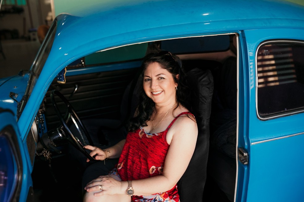 Zélia Mendes integrante do Divino Fusca Clube, com o seu fusca — Foto: Zélia Mendes / Divulgação