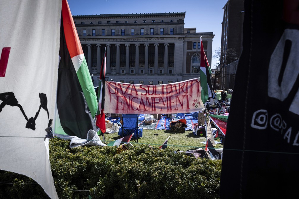Faixa colocada em acampamento na Universidade de Columbia, em Nova York, manifesta solidariedade aos palestinos de Gaza — Foto: Stefan Jeremiah/AP