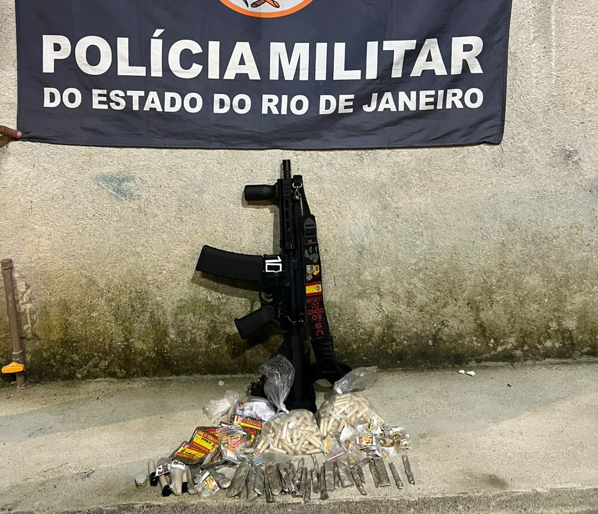 Jovem armado com fuzil é preso por tráfico de drogas em Angra dos Reis