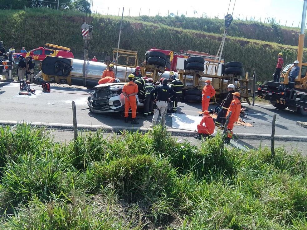 Carro com as três vítimas foi esmagado por tanque de carreta — Foto: Andréa Rezende/Tv Gazeta