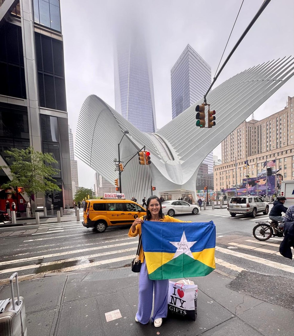 Edina Costa na frente do World Trade Center, local onde será a exposição
