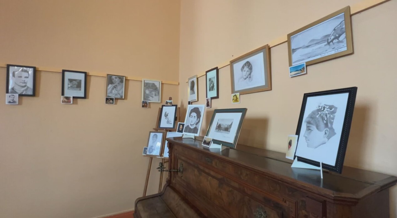 Exposição gratuita em Itu desafia alunos a recriarem telas de Almeida Júnior em carvão e lápis