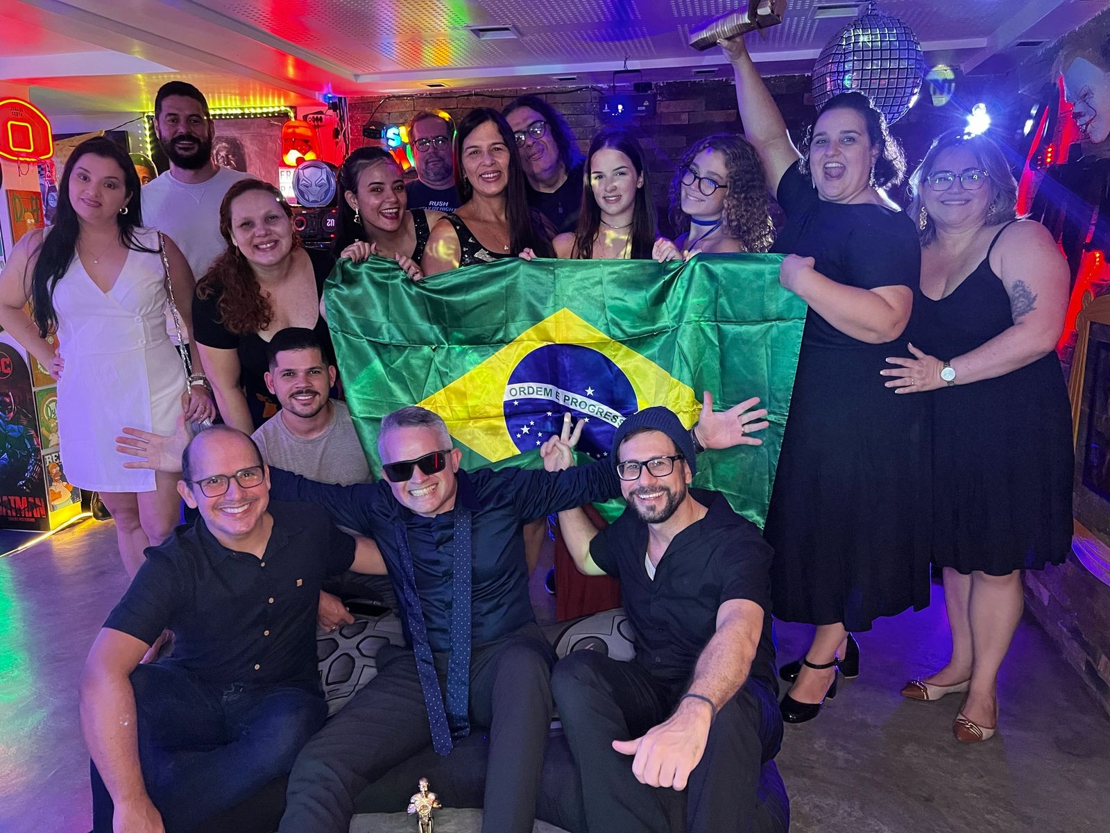 Amigos abrem mão da folia e apostam em 'traje de gala' para torcer por 'Ainda Estou Aqui' no Oscar