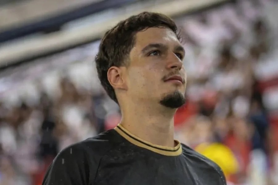 Jovem que ficou cego atingido por bala de borracha no Maracanã presta depoimento: 'A bala explodiu meu olho'
