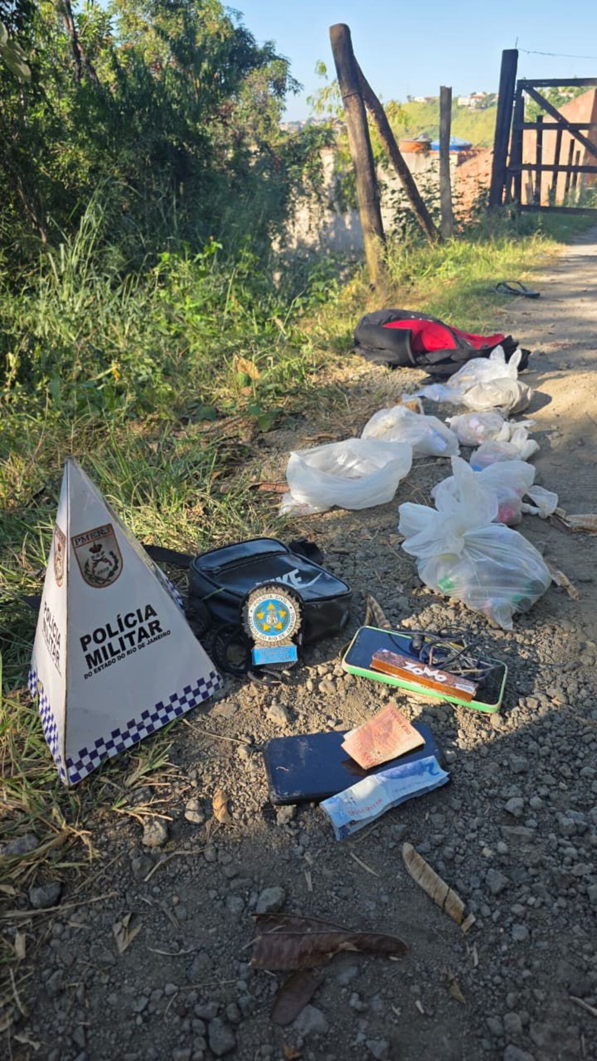 Jovem é preso e dois adolescentes apreendidos por suspeita de tráfico de drogas em Barra Mansa