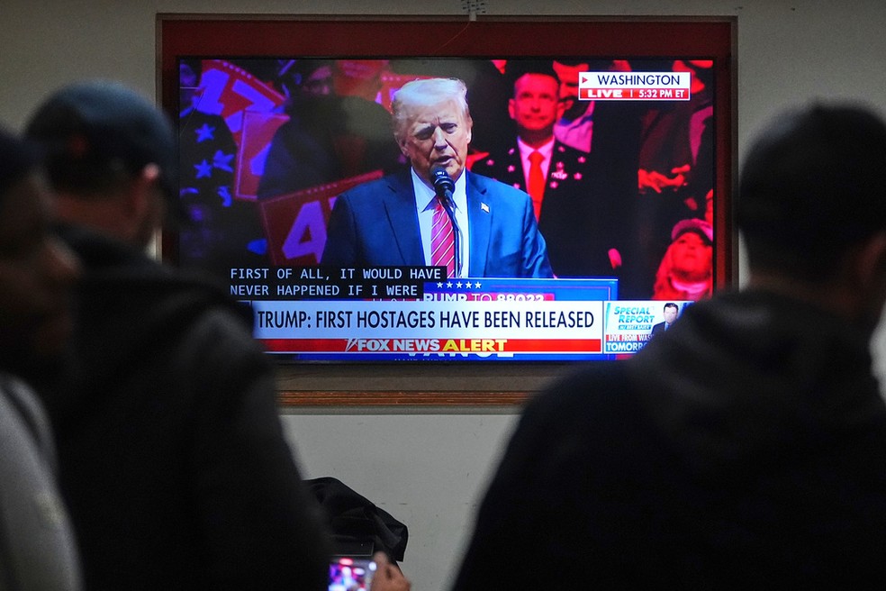 Legenda ativada durante discurso de Donald Trump em janeiro, em Washington — Foto: Julio Cortez/AP