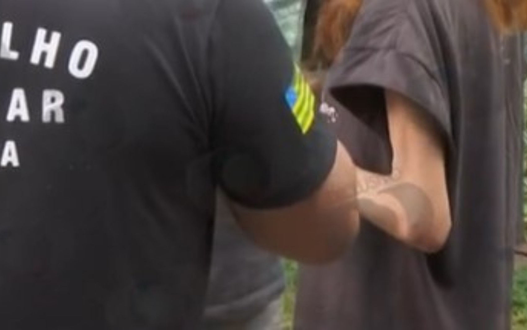 Adolescente é resgatada após ficar dois anos presa no fundo de casa e ser torturada pela mãe e o padrasto, diz Conselho Tutelar