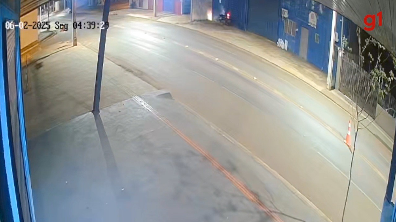 Motociclista morre ao perder controle de direção e colidir contra portão em MS; vídeo