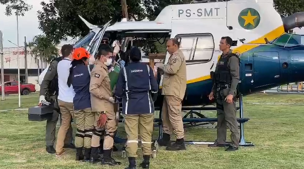 Ciopaer foi acionado e enviou um helicóptero para realizar o transporte de uma das vítimas — Foto: Corpo de Bombeiros