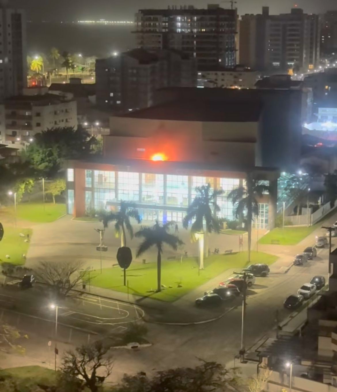 Incêndio no teatro Mario Covas mobiliza Corpo de Bombeiros de Caraguatatuba