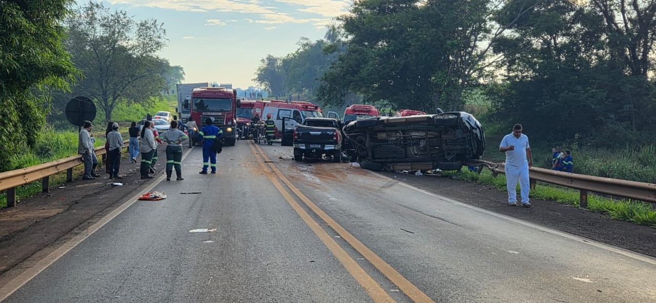 Motociclista morre em acidente envolvendo três caminhonetes em rodovia de Barretos, SP