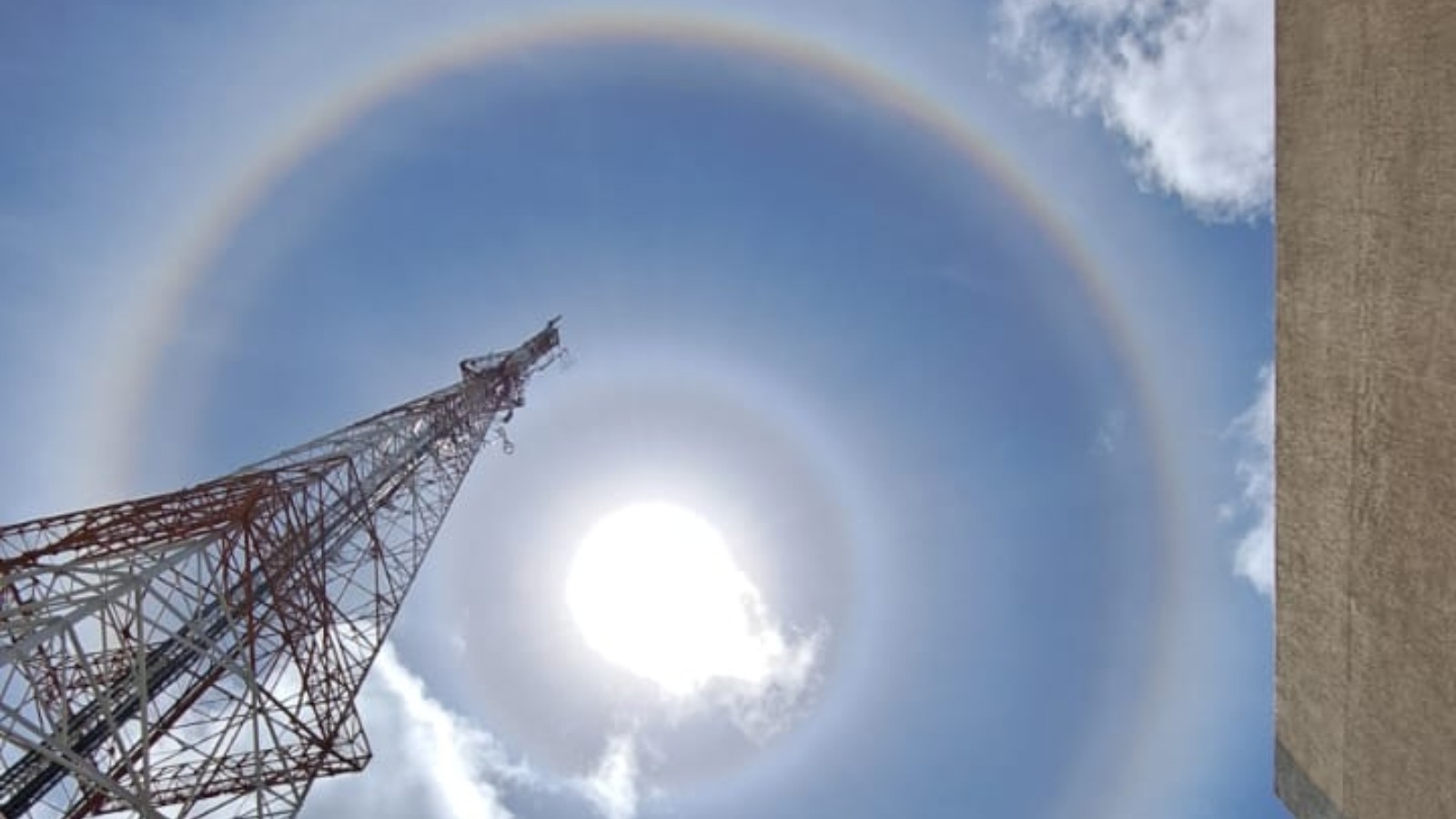 Halo solar forma arco-íris em torno do sol em Fortaleza; entenda o fenômeno