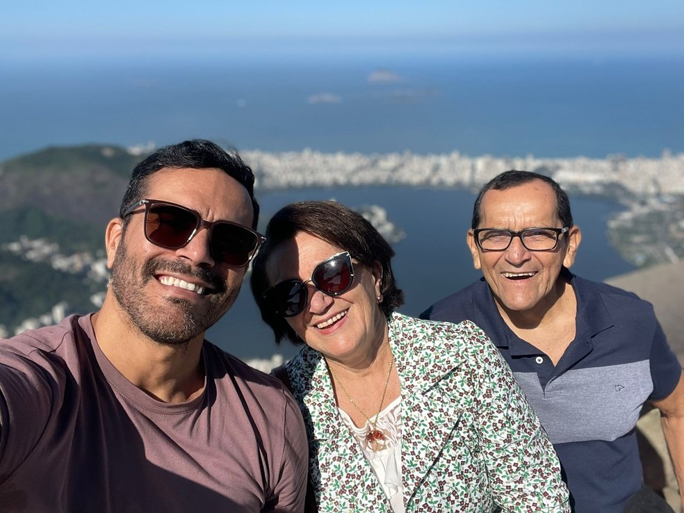 Professor de inglês e influenciador digital Felipe Coelho define os pais como o alicerce da família — Foto: Felipe Coelho/ Arquivo pessoal