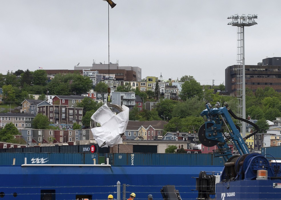 Destroço do submarino Titan é visto em porto da cidade de Saint John, no Canadá, em 28 de junho de 2023 — Foto: Paul Daly/The Canadian Press via AP