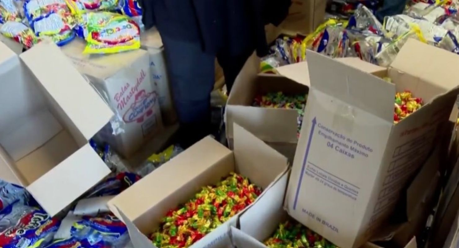 Há 54 anos, amigos enchem caminhão com doces e promovem 'chuva de balas' no Natal