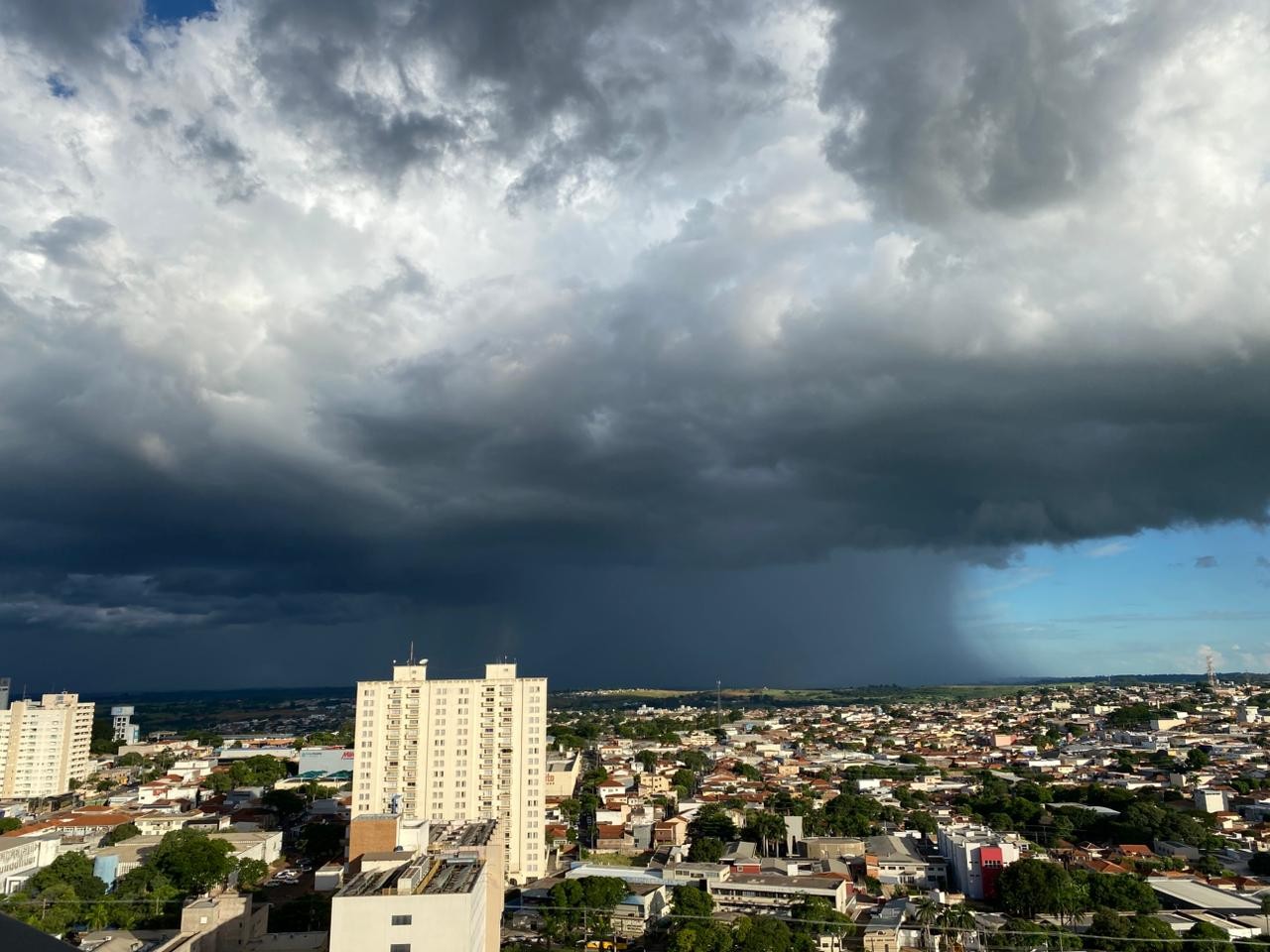 Ventos intensos, chuva e granizo podem atingir interior de SP, alerta Inmet; confira a previsão