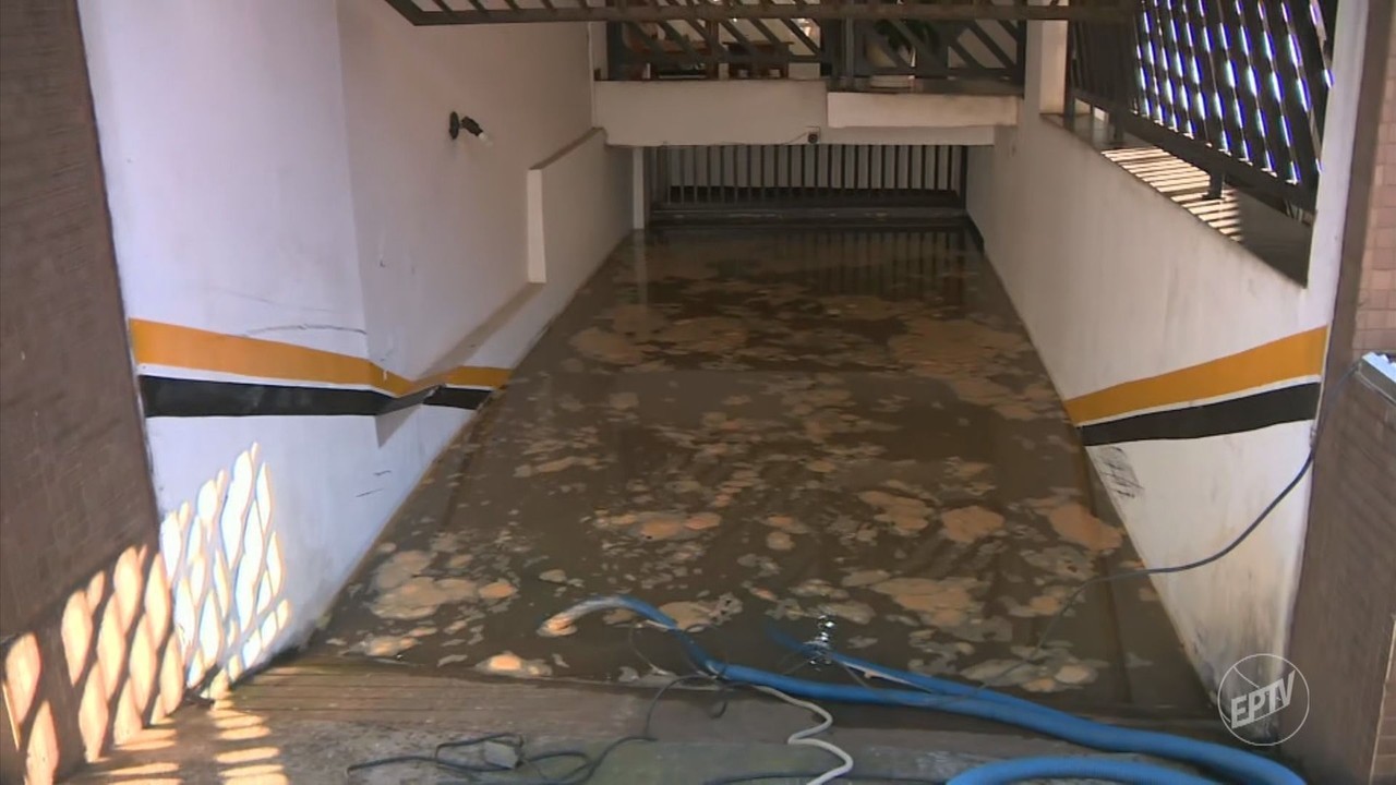 Carros e moto ficam submersos após alagamento em subsolo de prédio na região central de Campinas
