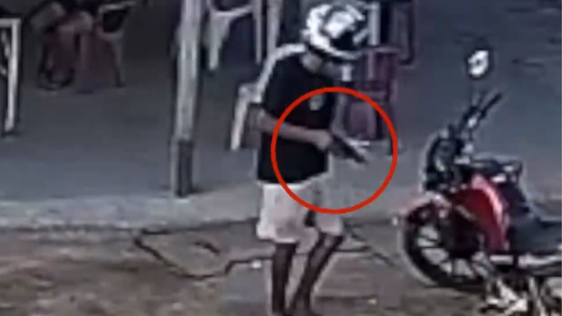 Homem mata primo, atira na cabeça do tio e foge com ajuda do pai no ES