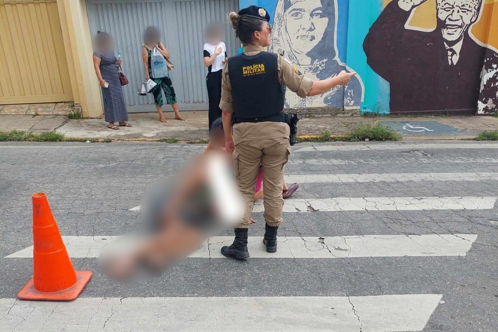 Mulher é atropelada ao atravessar faixa de pedestres em Itajubá, MG — Foto: Reprodução / Rogerio Silva