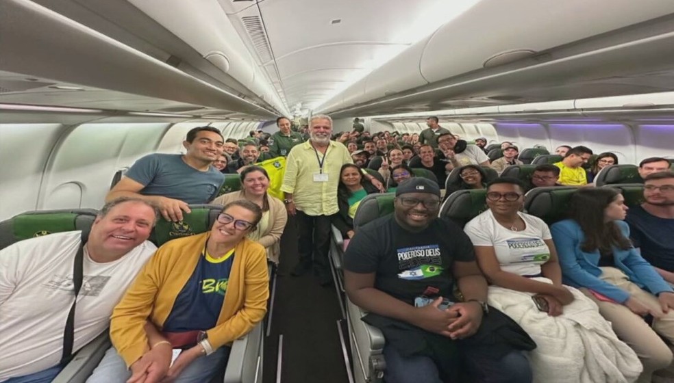 Passageiros brasileiros em voo da FAB que partiu de Israel — Foto: Reprodução/GloboNews