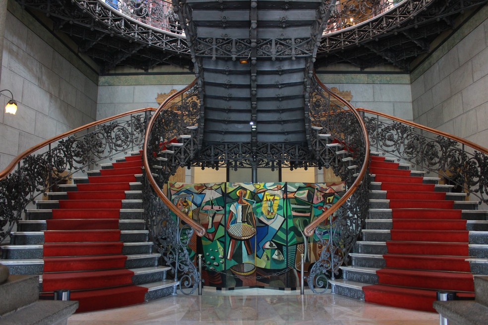 Biombo “Cenas de garimpo”(1952), de Emiliano Di Cavalcanti, no hall de entrada do Palácio da Liberdade. — Foto: Fernanda Torquato