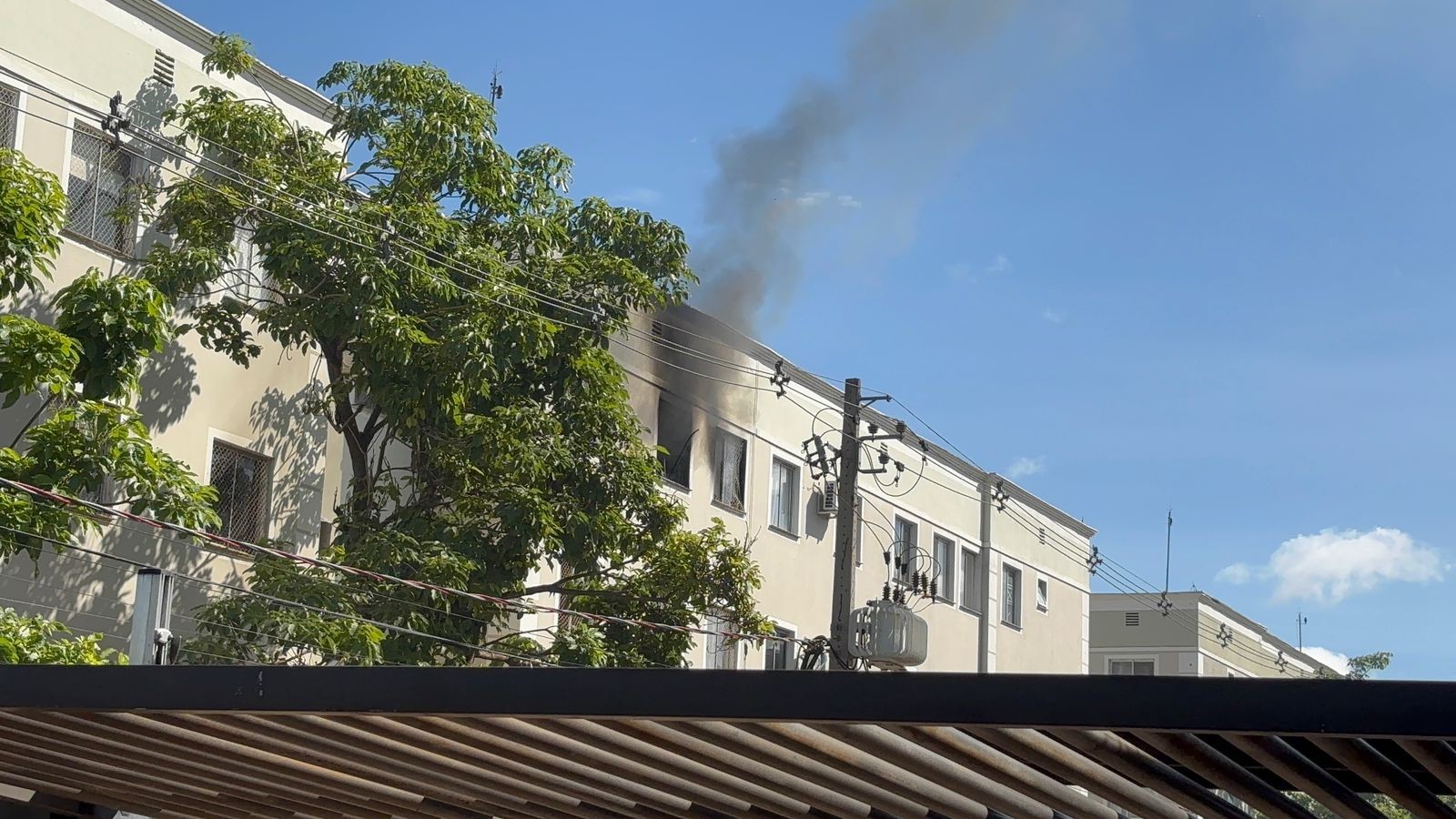 Apartamento em residencial próximo à UFMS pega fogo; não há informações sobre vítimas