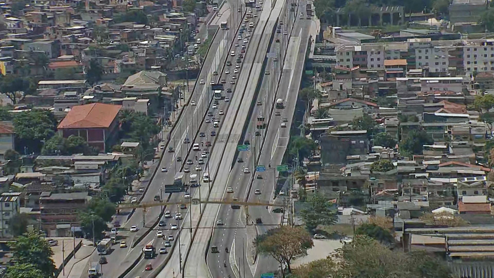 Bandidos atacam van que transportava pacientes crônicos na Avenida Brasil; passageiros foram mantidos reféns