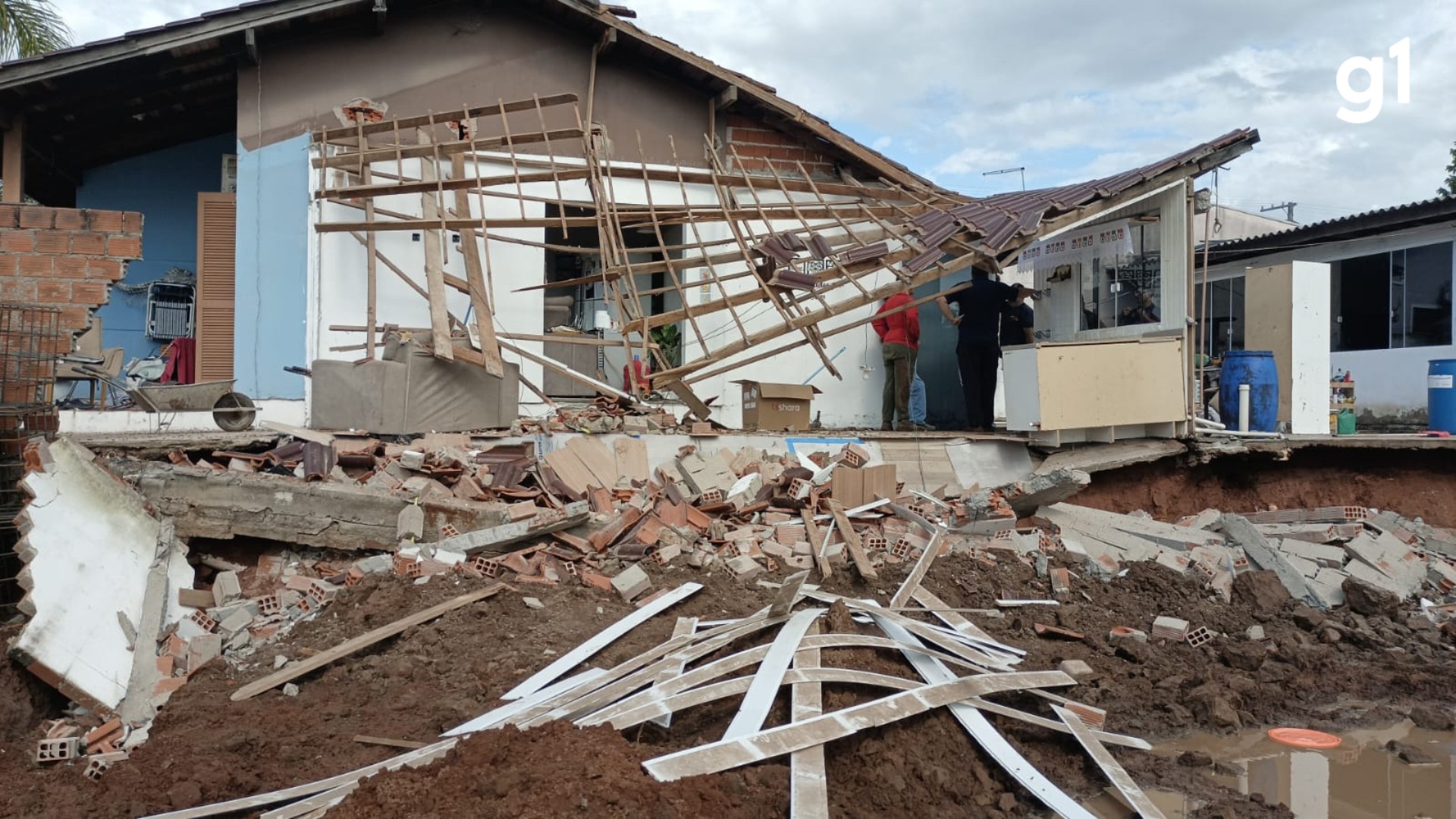 VÍDEO: Casa desaba parcialmente em Estância Velha, no RS