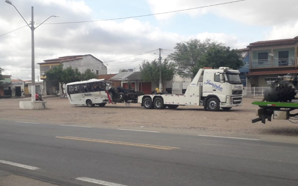 Ônibus após o acidente na BR-324 — Foto: Redes sociais