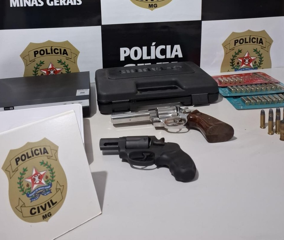 Armas apreendidas empresário abuso sexual criança 8 anos Monte Carmelo — Foto: Polícia Civil/Divulgação
